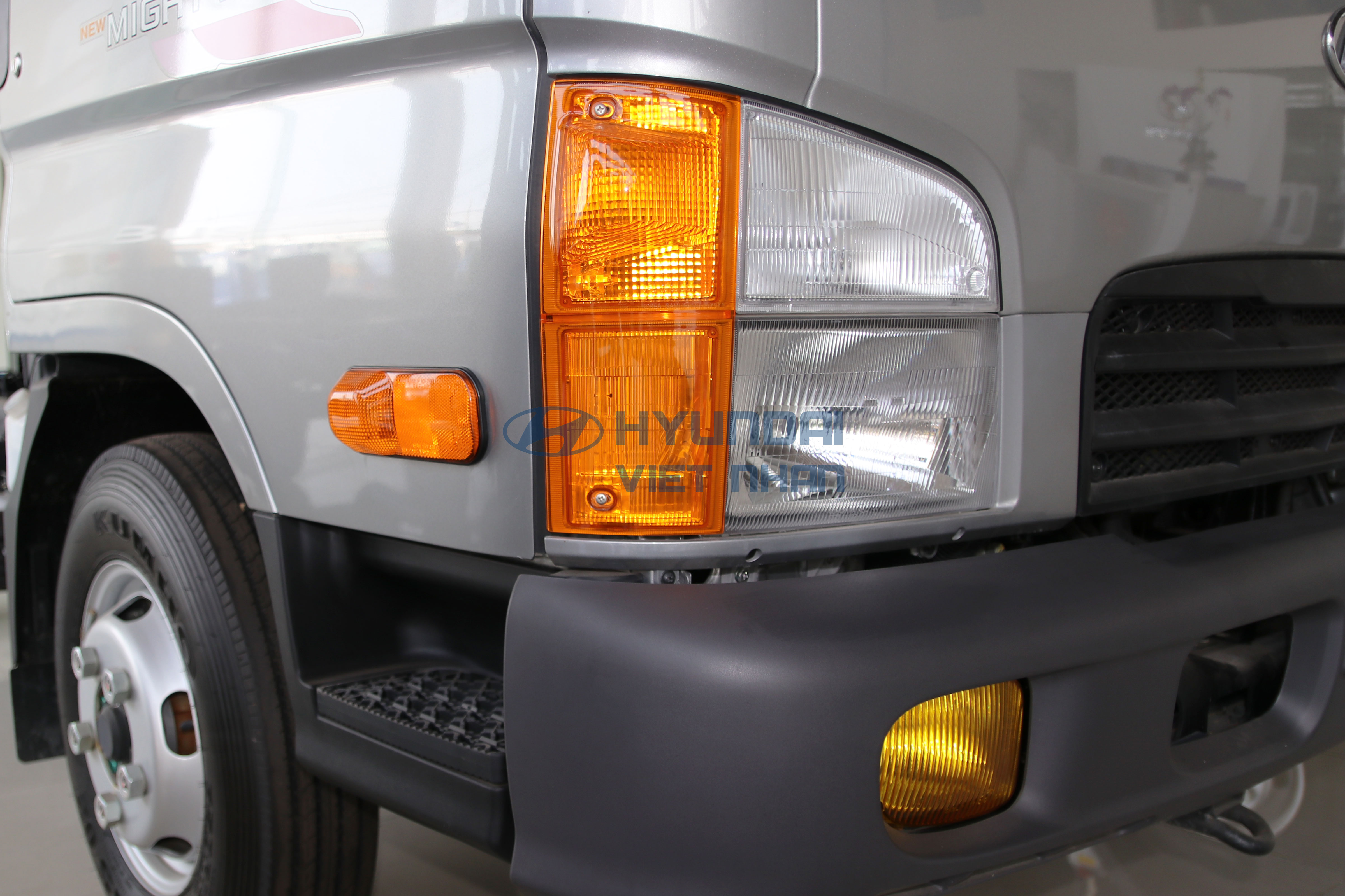 Cụm đèn pha và xi nhan của xe tải Hyundai New Mighty N250 2.5 tấn